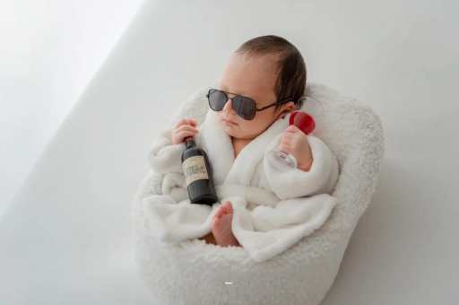 铜川满月宝宝趴着睡